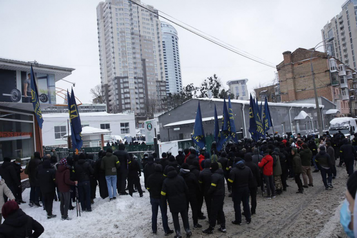 Киевская полиция нашла оружие и гранаты в здании, где находились активисты «Патриоты – За жизнь». Их блокировал «Нацкорпус»