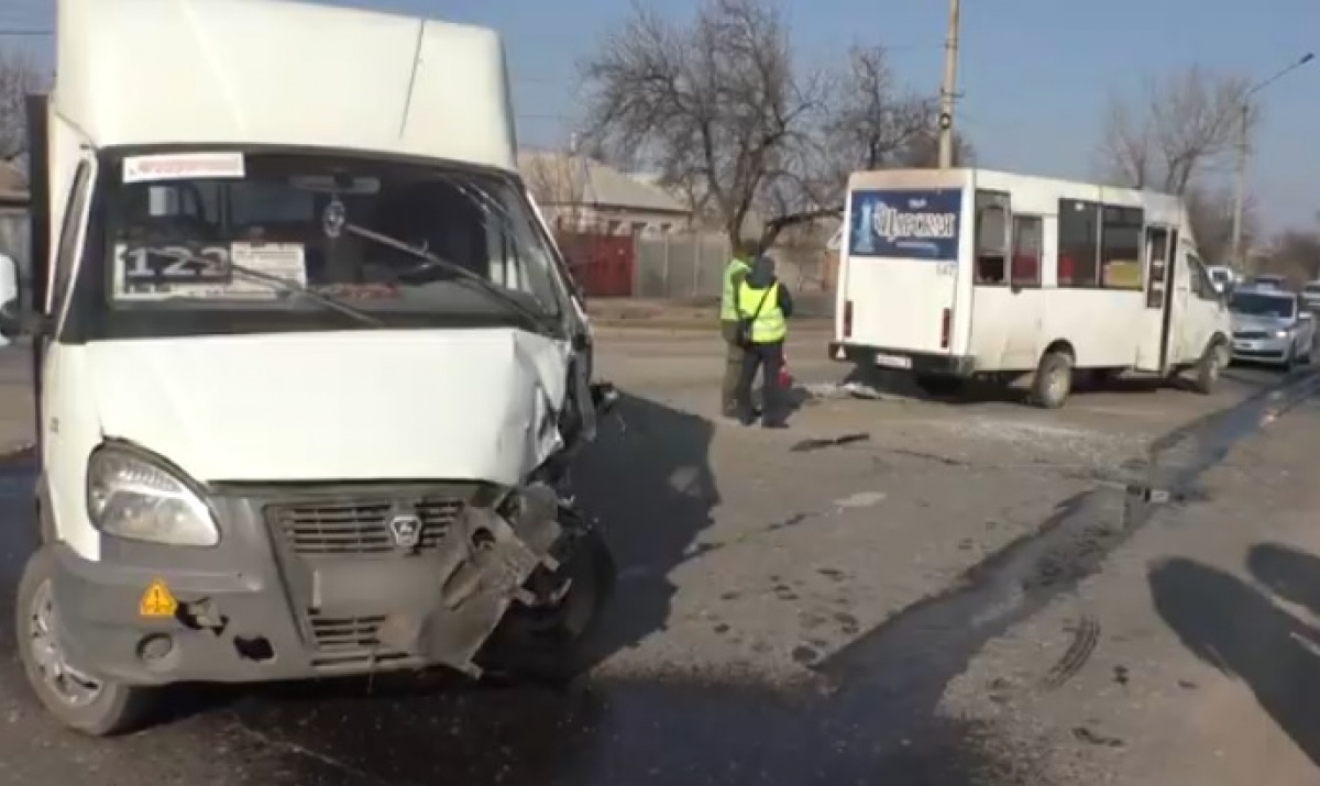 ДТП в Луганске: Десять пассажиров двух маршруток получили травмы