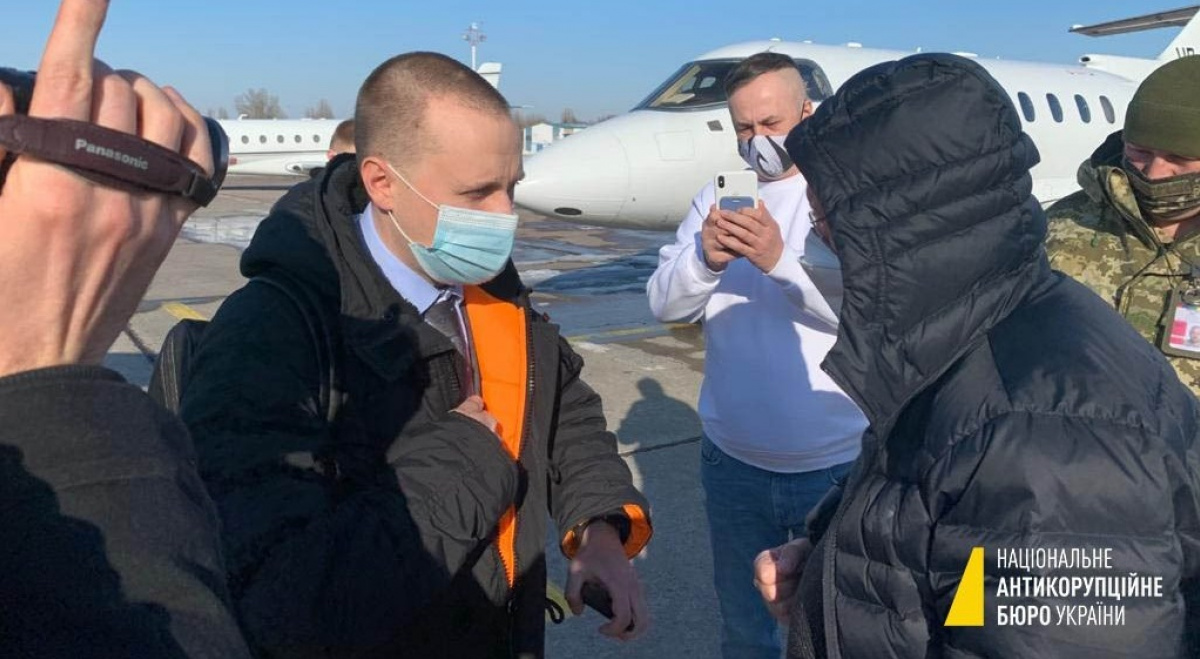 Под Киевом посадили самолет с фигурантом дела о ПриватБанке. Ему вручают подозрение