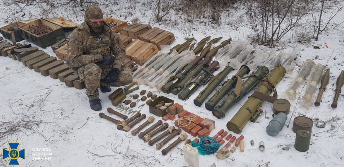 В Лисичанске нашли тайник ДРГ боевиков, в том числе и российским оружием