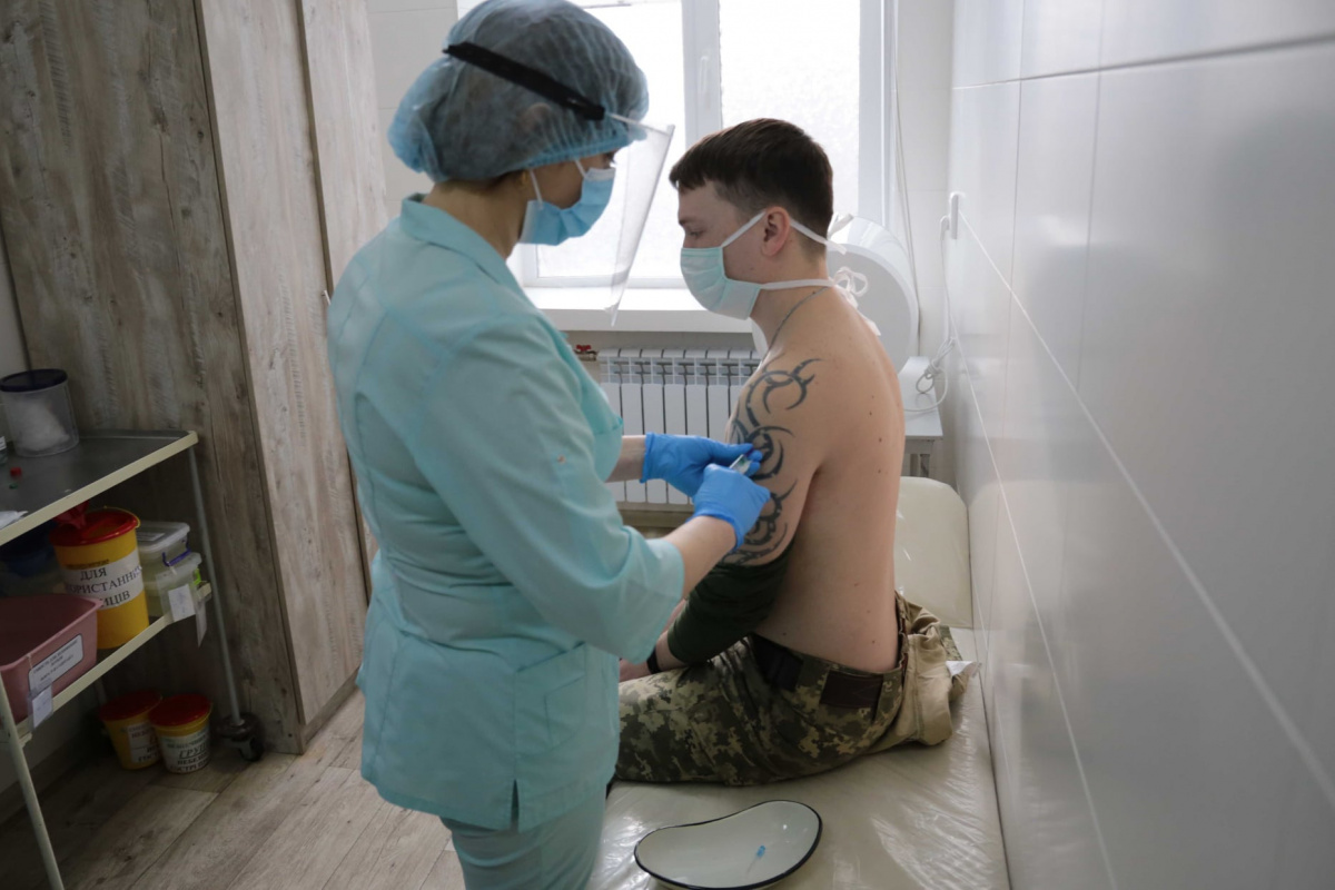 На Луганщине началась вакцинация среди военнослужащих 