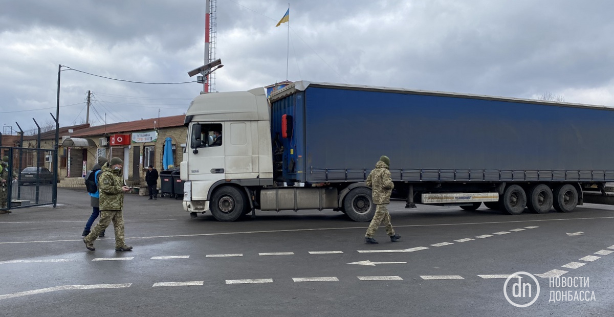 Грузовики с гуманитарной помощью впервые проехали в Луганск через КПВВ «Счастье»