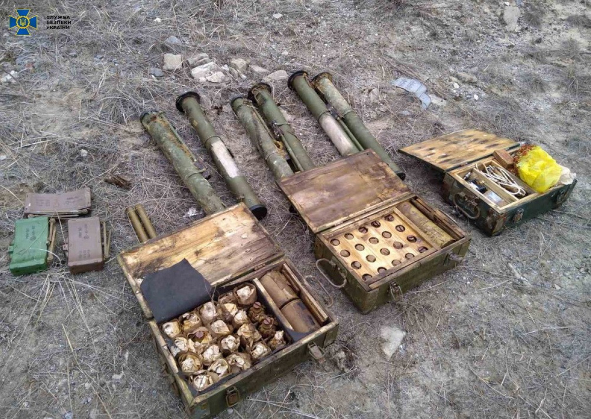 На Луганщине найдено три тайника с реактивными снарядами и взрывчаткой