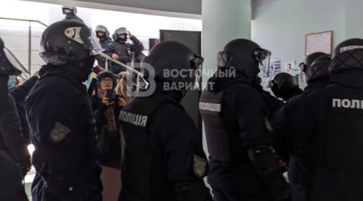 В Мариуполе сессия горсовета прошла в окружении полиции: сдерживали противников вуза Ахметова