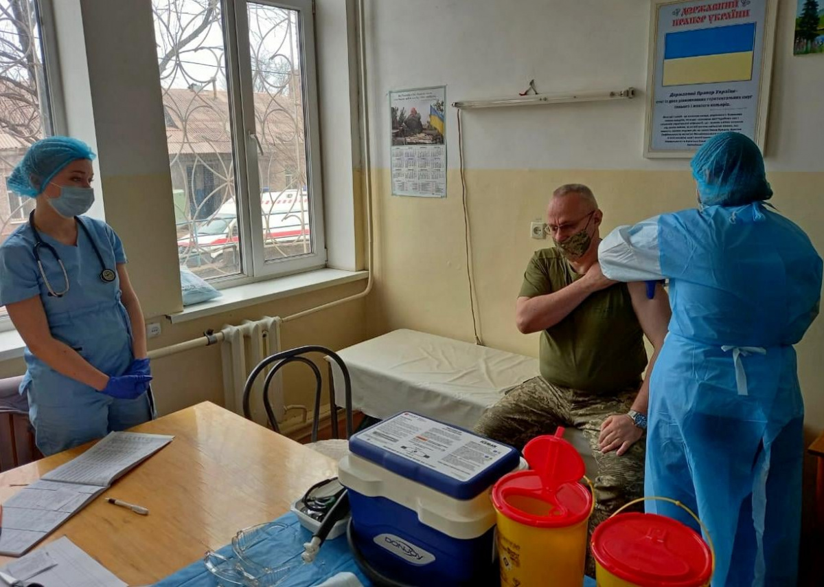 Руслан Хомчак сделал прививку от COVID-19 / Фото: пресс-центр штаба ООС