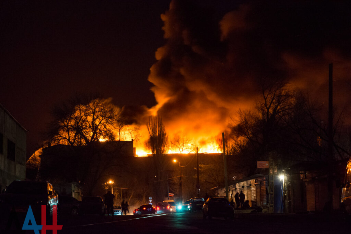 В Донецке горело здание мясокомбината