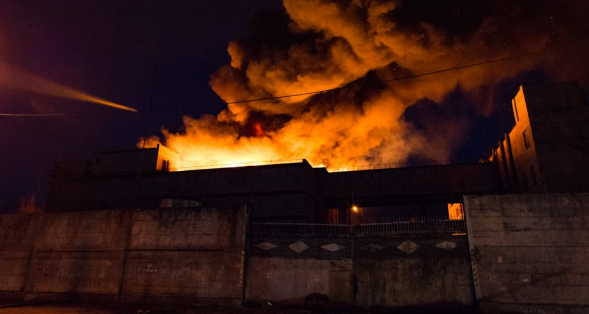 Пожар на Донецком мясокомбинате вечером 10 апреля. Фото: ДАН