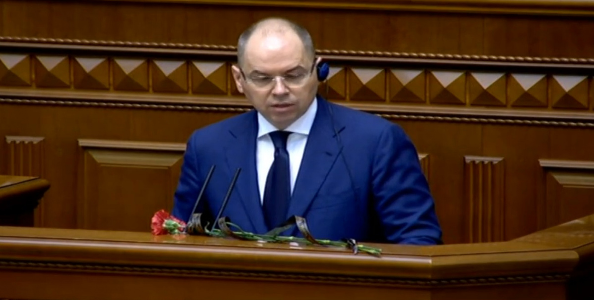 Министру здравоохранения Максиму Степанову принесли траурные цветы. Снимок из трансляции канала 