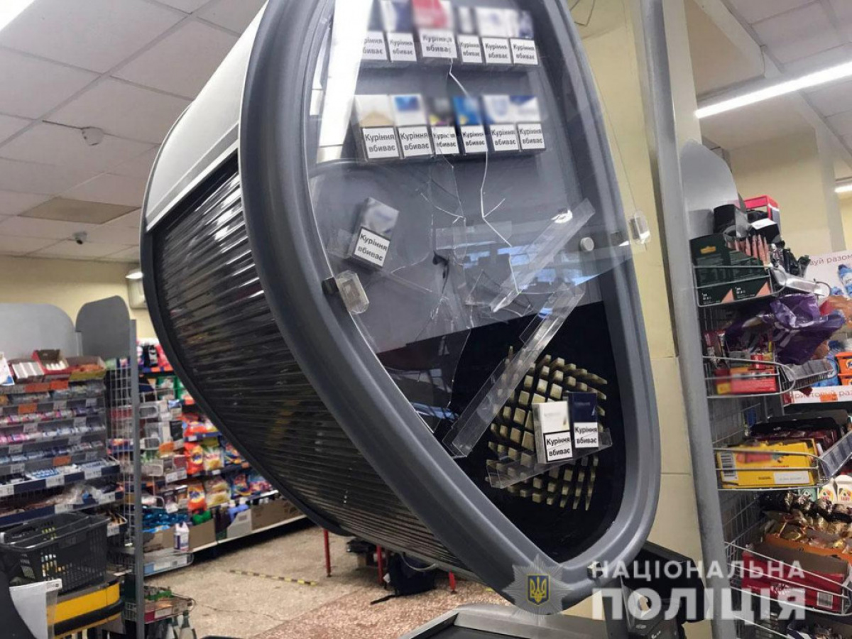 Попросили надеть маску: В Мариуполе мужчина с топором разбил кассы в супермаркете