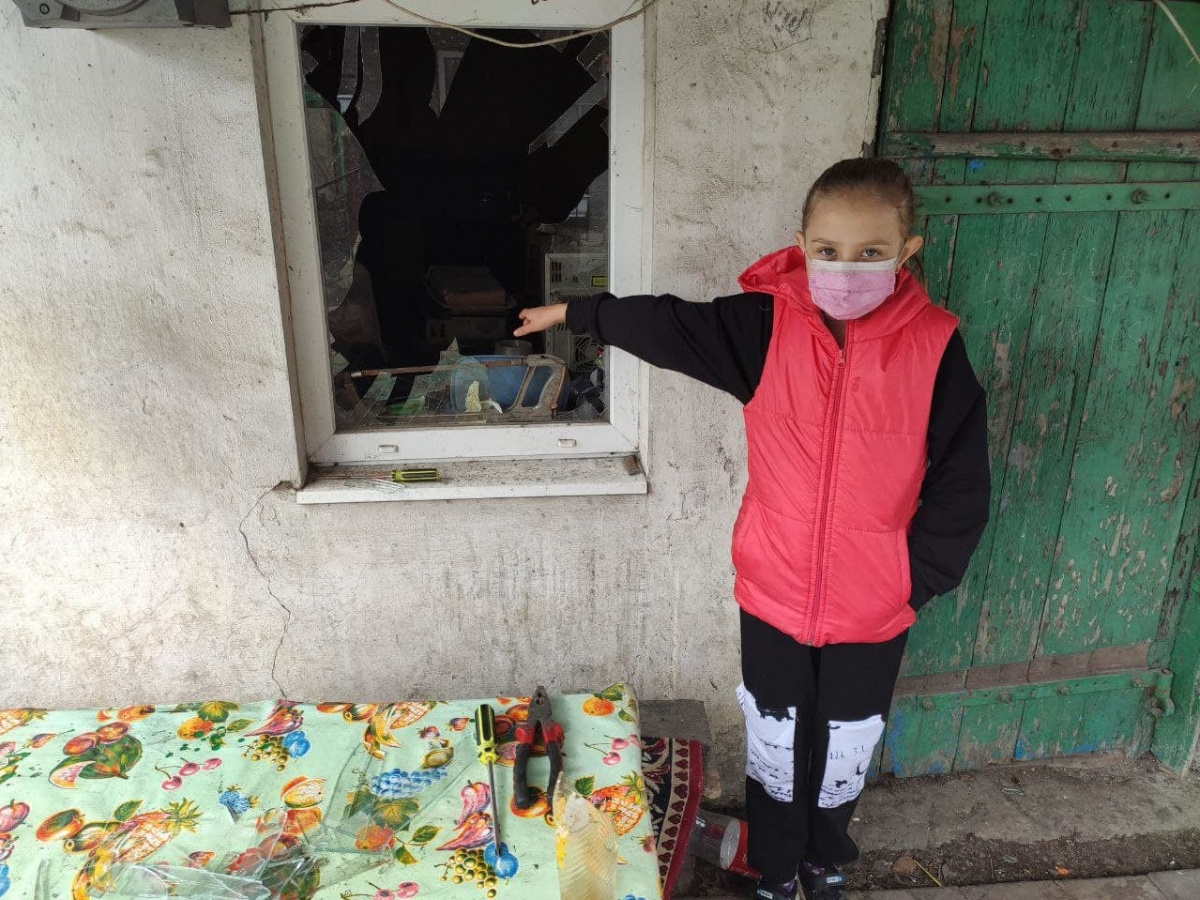 Дом многодетной семьи пострадал от обстрела под Торецком / Фото: Гуманитарная миссия «Пролиска»