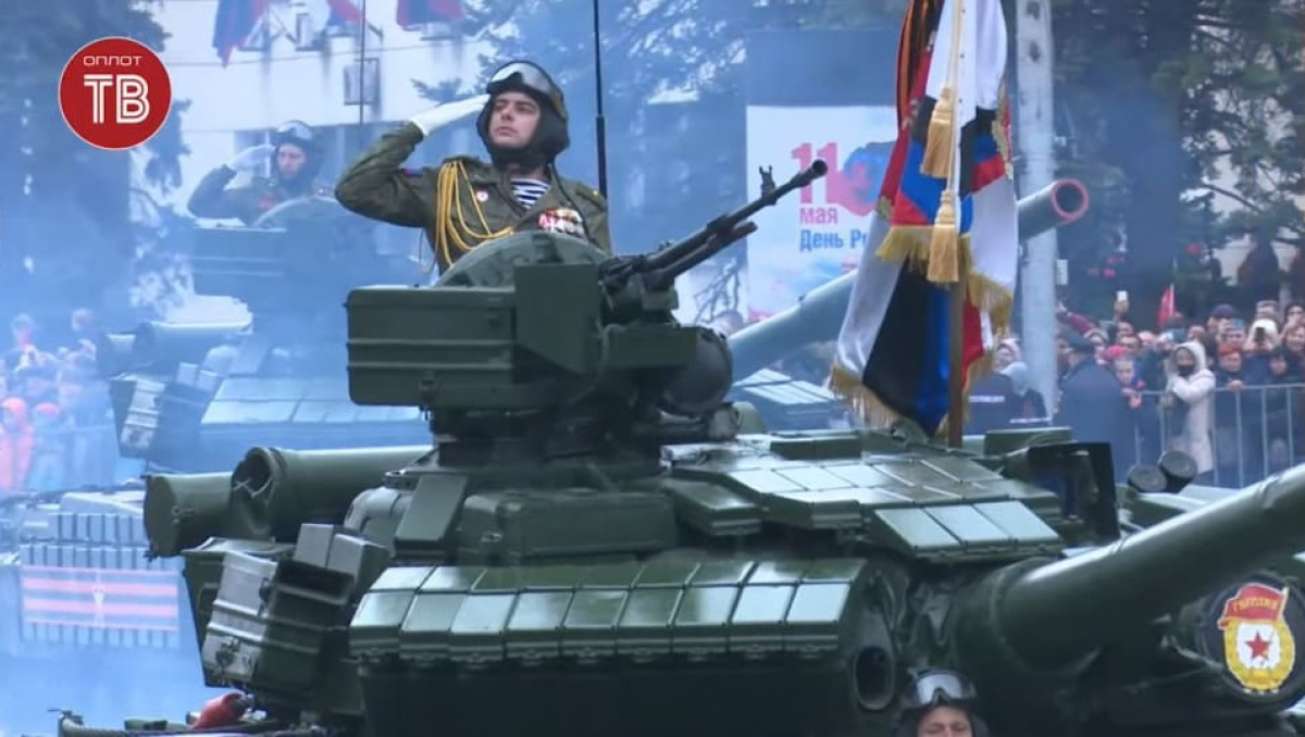 «ДНР» провела военный парад со зрителями на фоне ковида. Дальше было шествие «Бессмертного полка»