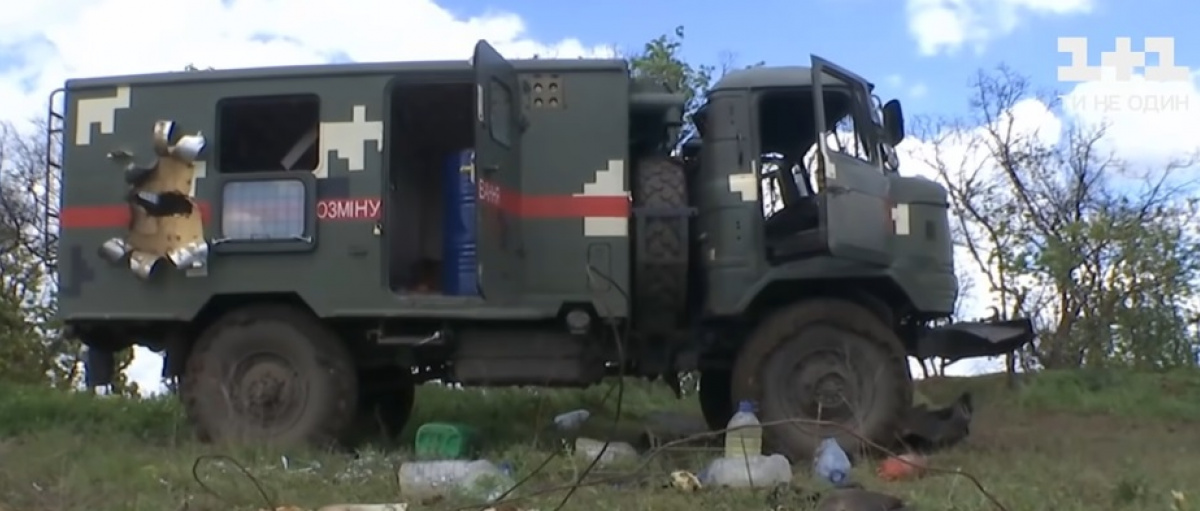 На Донбассе боевики обстреляли машину с украинскими саперами. Но трагедии удалось избежать