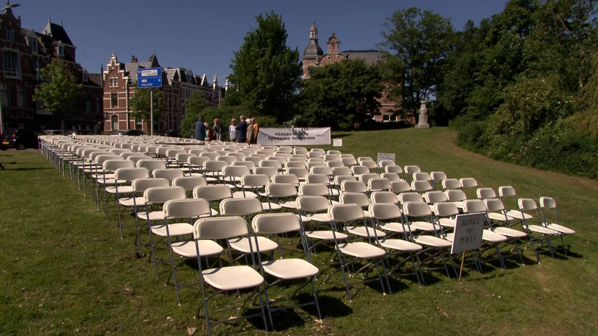 Перед посольством РФ в Гааге установили белые стулья в память о MH17
