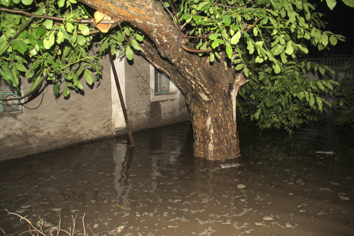 Дожди подтапливают частные дома в Донецке