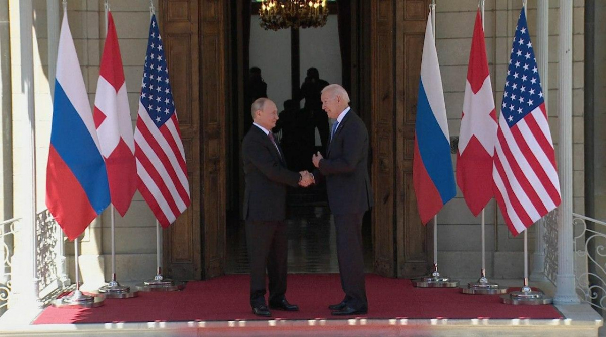Владимир Путин и Джо Байден пожали друг другу руки. Фото: hromadske