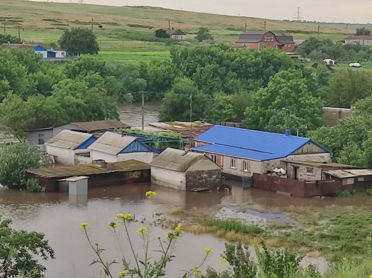 Под Мариуполем из-за ливня прорвало плотину: Затоплено село