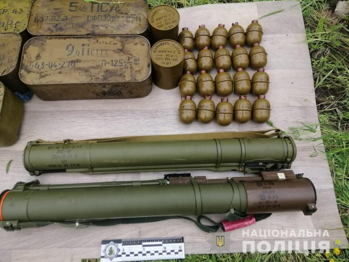 В Луганской области полиция нашла тайник боевика с оружием