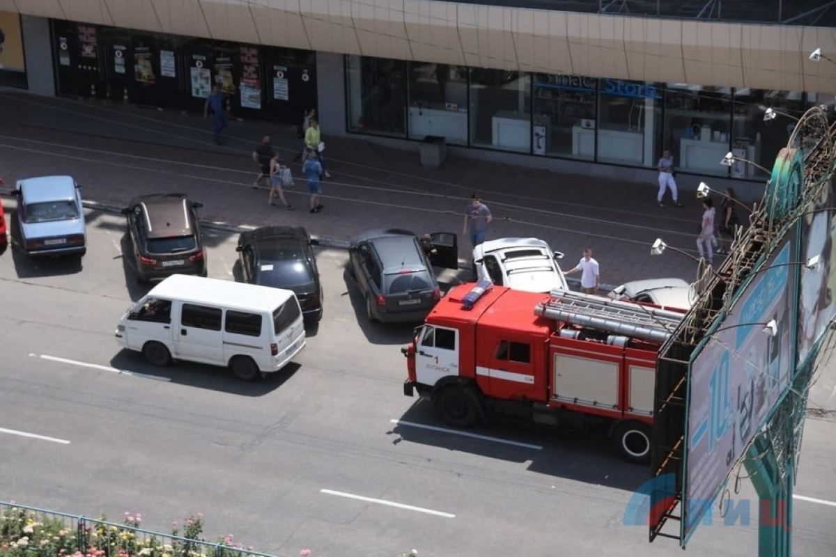 В Луганске эвакуировали посетителей торгового центра после сообщения о минировании