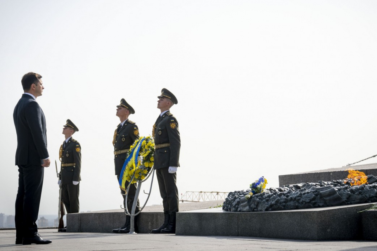 Владимир Зеленский возложил цветы к могиле Неизвестного солдата. Фото: Офис президента