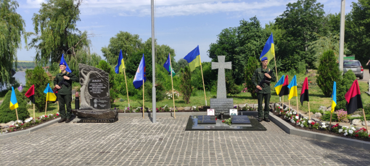 Под Славянском почтили память погибших при защите блокпоста №1. Фото: Донецкая ОГА