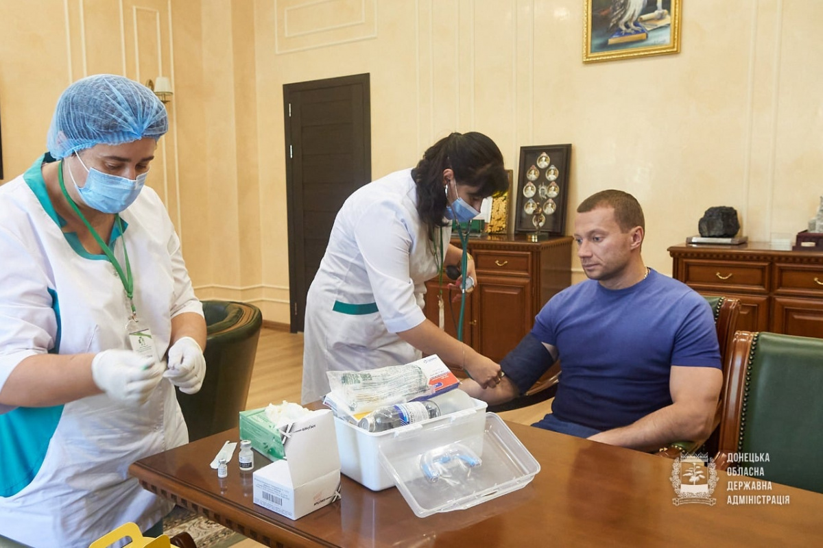 Павел Кириленко получил вторую дозу вакцины. Фото: ДонОГА