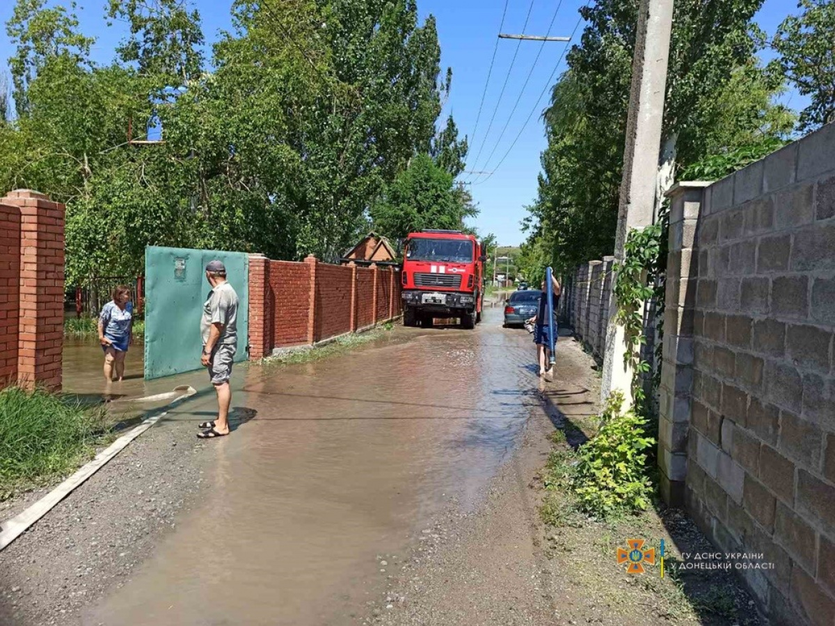 На юге Донецкой области продолжают бороться с последствиями сильных дождей