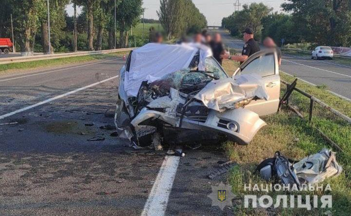 Столкновение авто и трактора под Волновахой: Погибли два человека