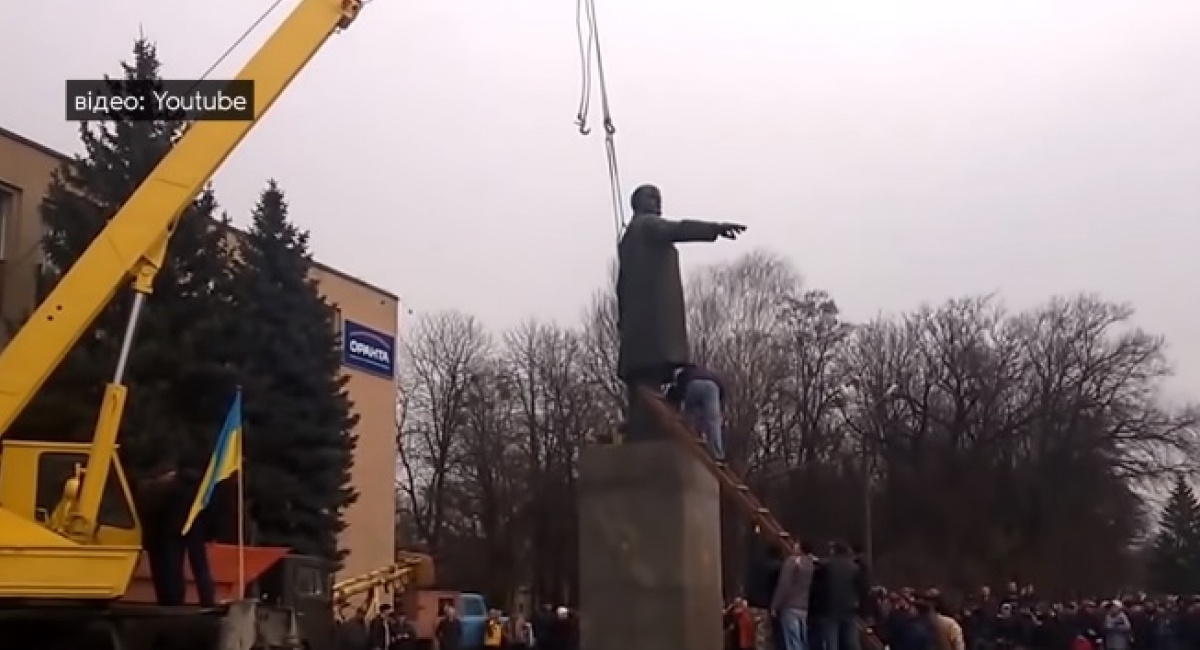 Памятник Ленину стоял в центре Звенигородки на Черкасщине. Фото: скриншот видео