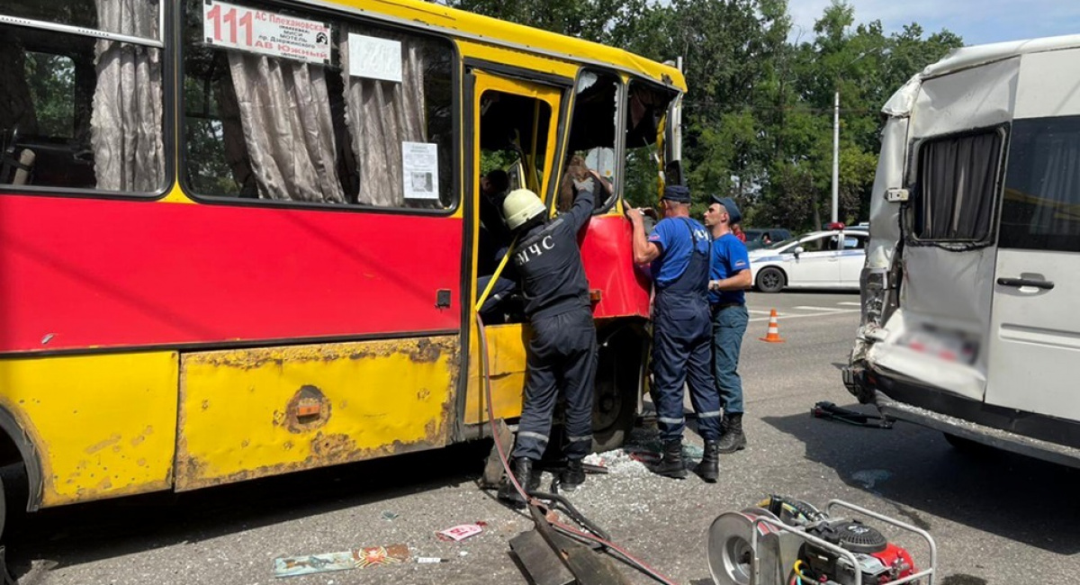 Cтолкновение двух автобусов в Донецке: пострадали 16 человек