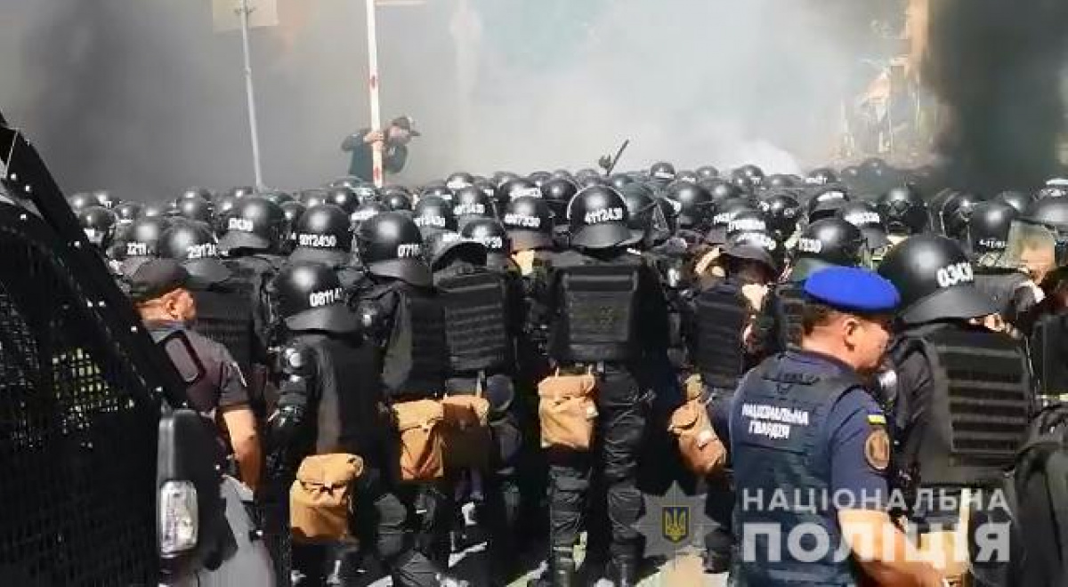 В Киеве на акции протеста пострадали активисты и полицейские