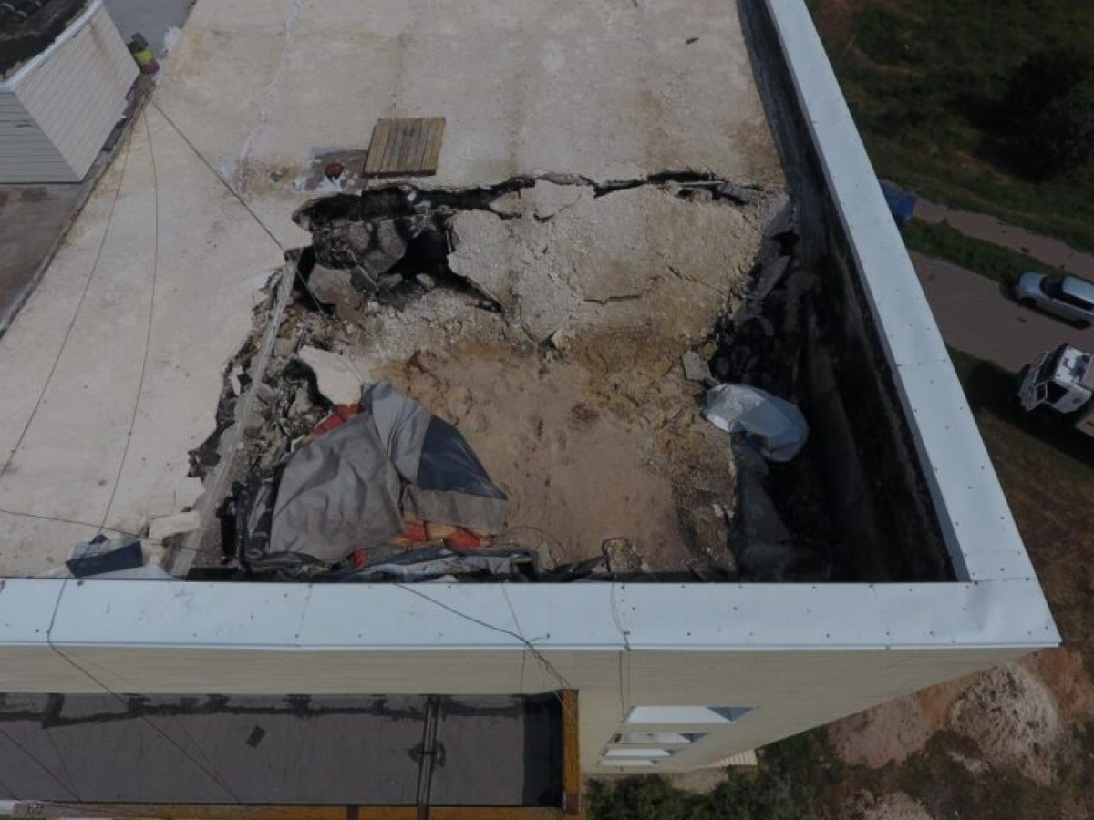 В Розовке под Шахтерском рухнула крыша в жилом доме. Фото: «МЧС ДНР»