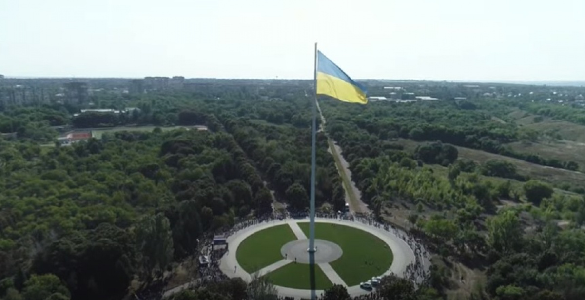 Флаг Украины в Краматорске. Фото: скриншот трансляции «Донеччина TV»