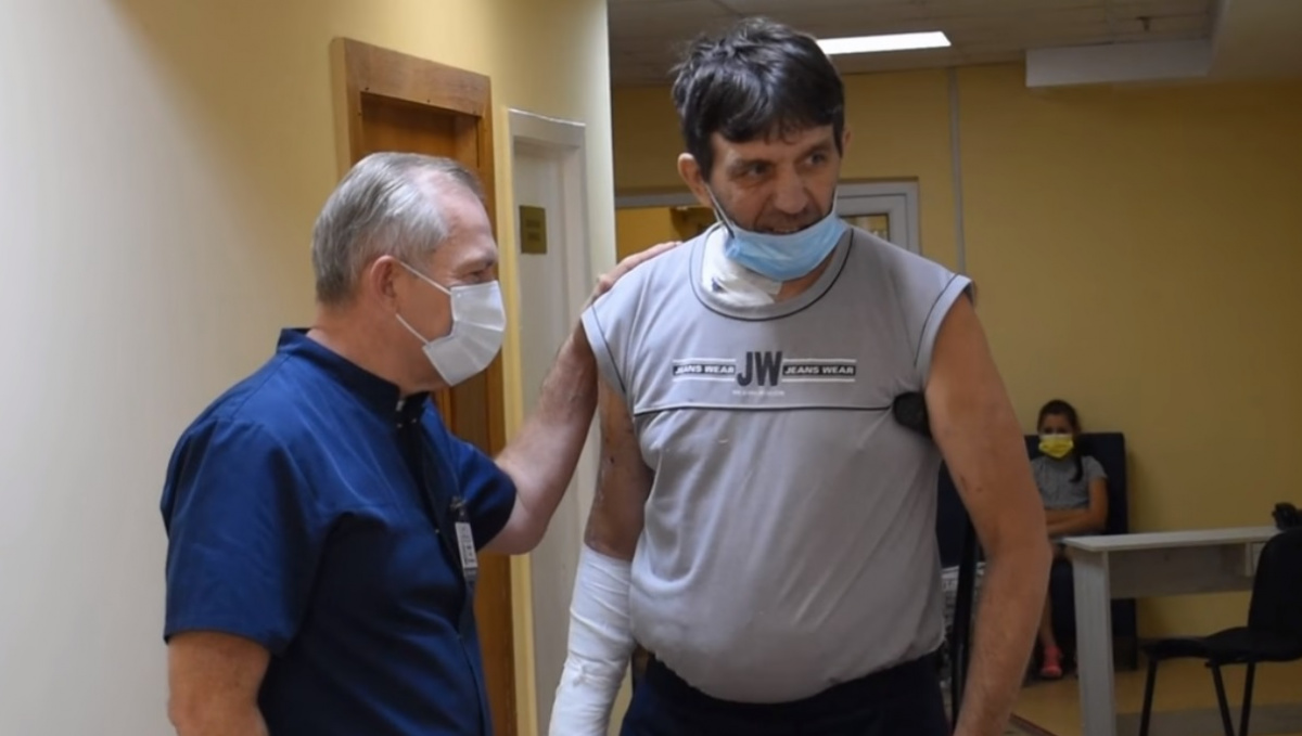  Житель Донецкой области, раненый при обстреле, идет на поправку в больнице Днепра