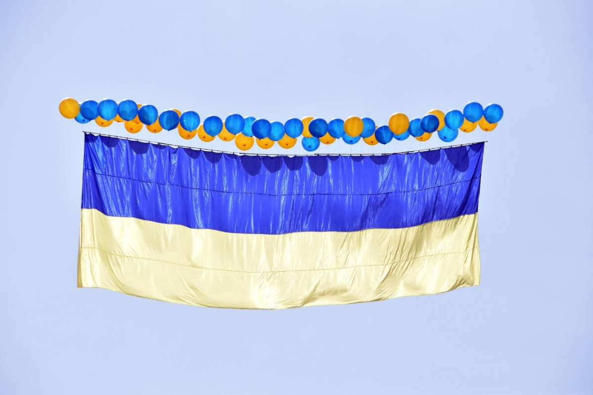 В сторону оккупированной Донетчины запустили огромный украинский флаг