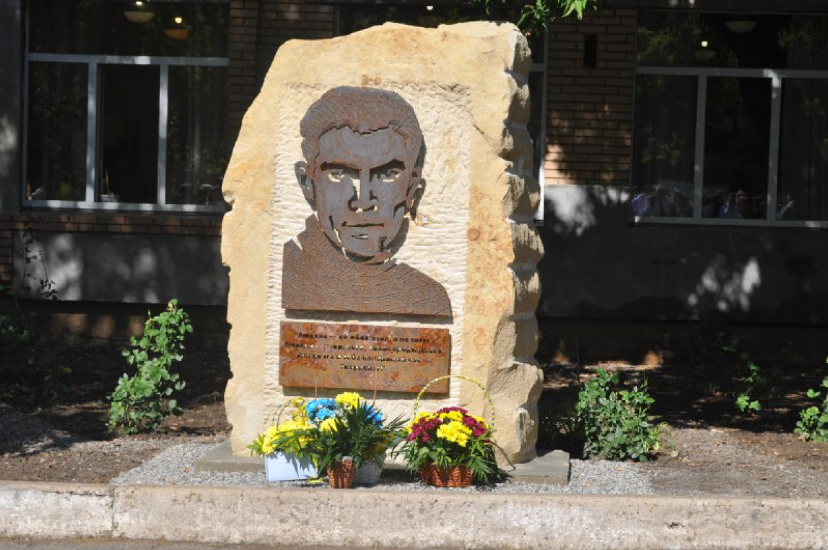 Памятник Василию Стусу в лицее Краматорска. Фото: krm.gov.ua