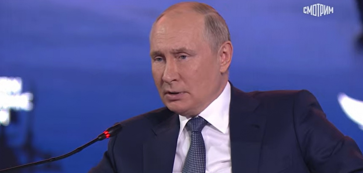 Владимир Путин на Восточном экономическом форуме. Скриншот из трансляции