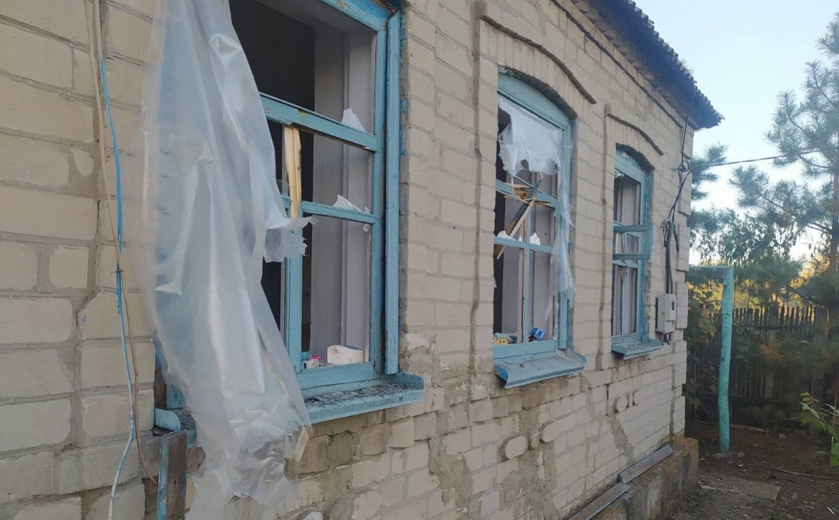 Последствия обстрела поселка Тарамчук. Фото: Евгений Каплин / Facebook