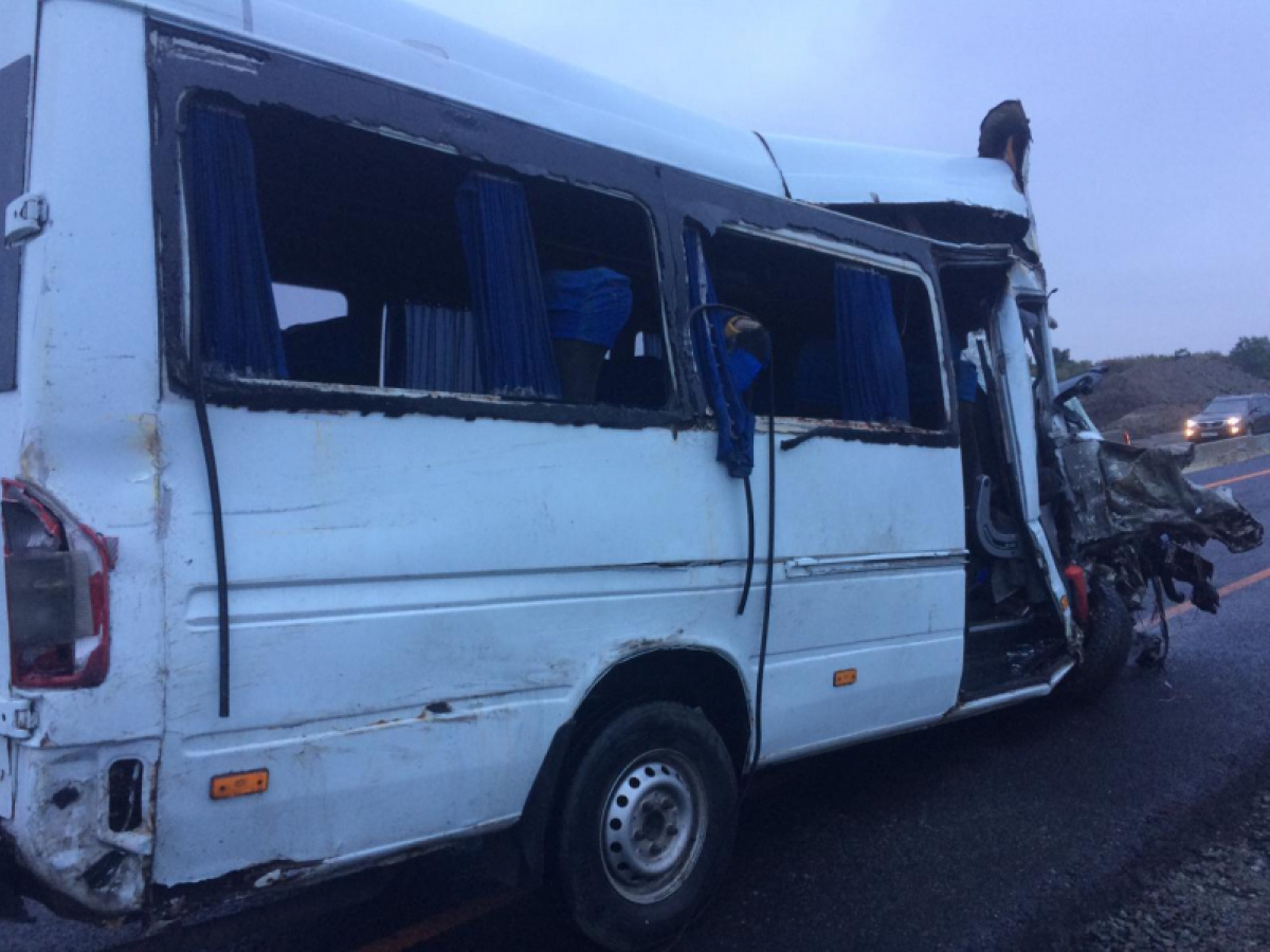 Грузовик столкнулся с микроавтобусом, в котором находились жители Донбасса. Фото: МВД РФ