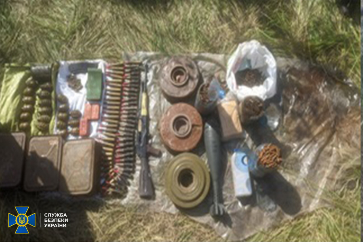 Почти 40 кг взрывчатки и арсенал мин: на Донбассе найдены схроны боевиков