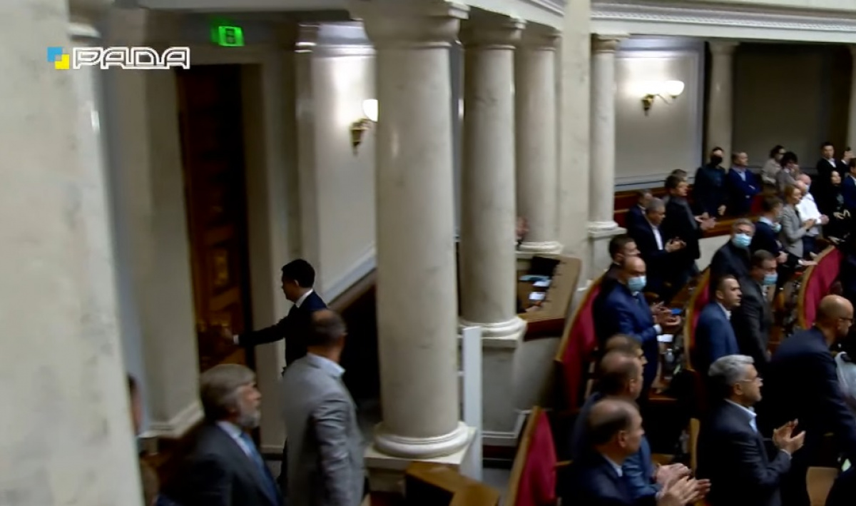 Дмитрий Разумков покинул зал парламента после голосования. Скриншот из трансляции