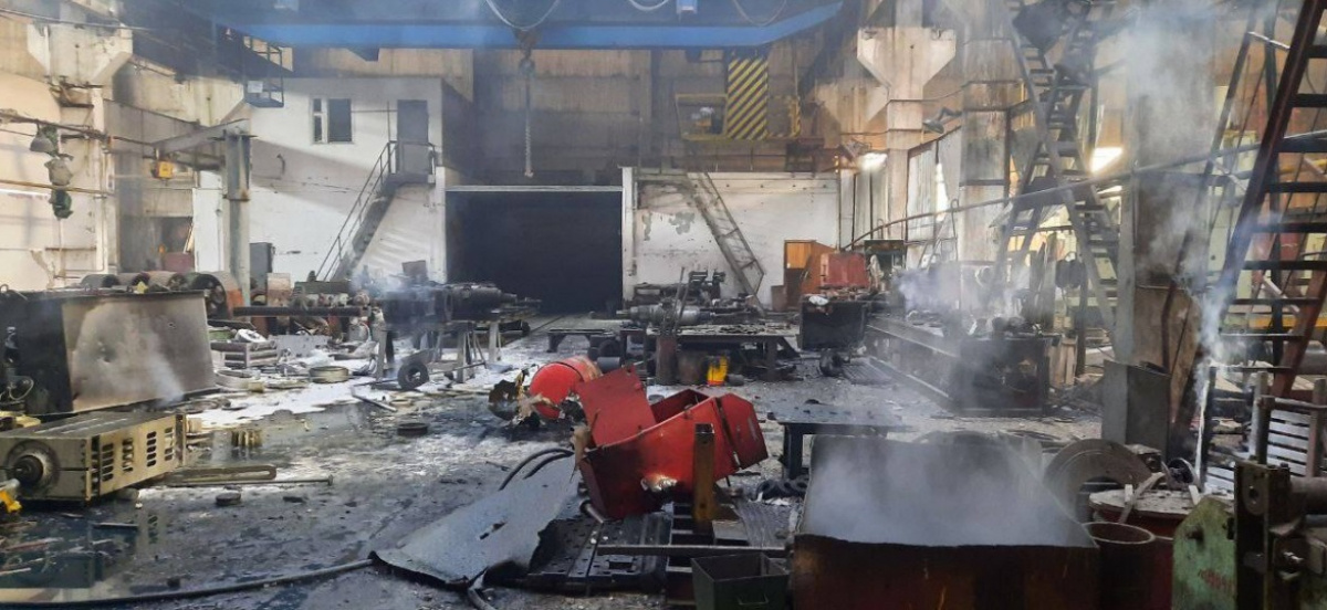 Последствия обстрела на Донецком механическом заводе. Фото: Алексей Кулемзин / Telegram