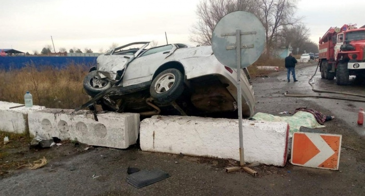 Машина врезалась в блокпост под Луганском. Два человека погибли