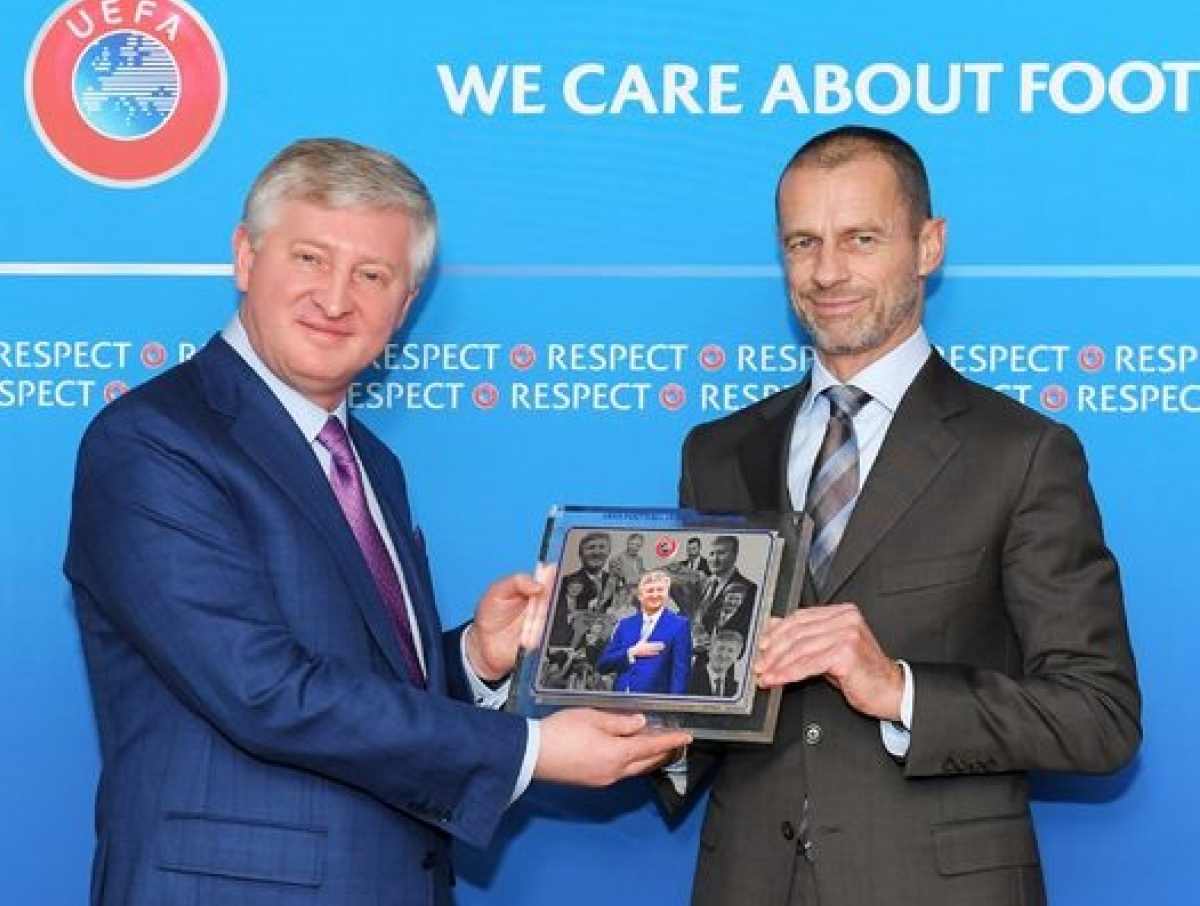 Ринат Ахметов получил специальную награду из рук президента УЕФА Александера Чеферина. Фото: shakhtar.com