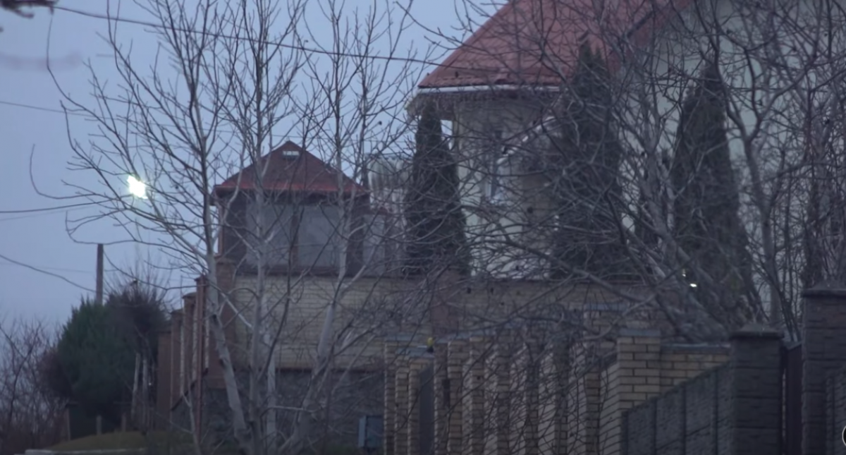 Гогилашвили живет в одном особняке с начальником разведки. СМИ узнали, что дом принадлежит организатору конвертцентров