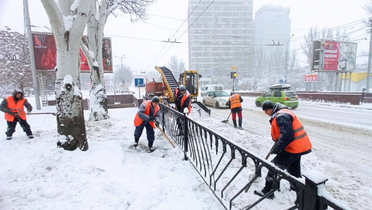 Последствия сильного снегопада в Донецке. Фото: Алексей Кулемзин / Telegram