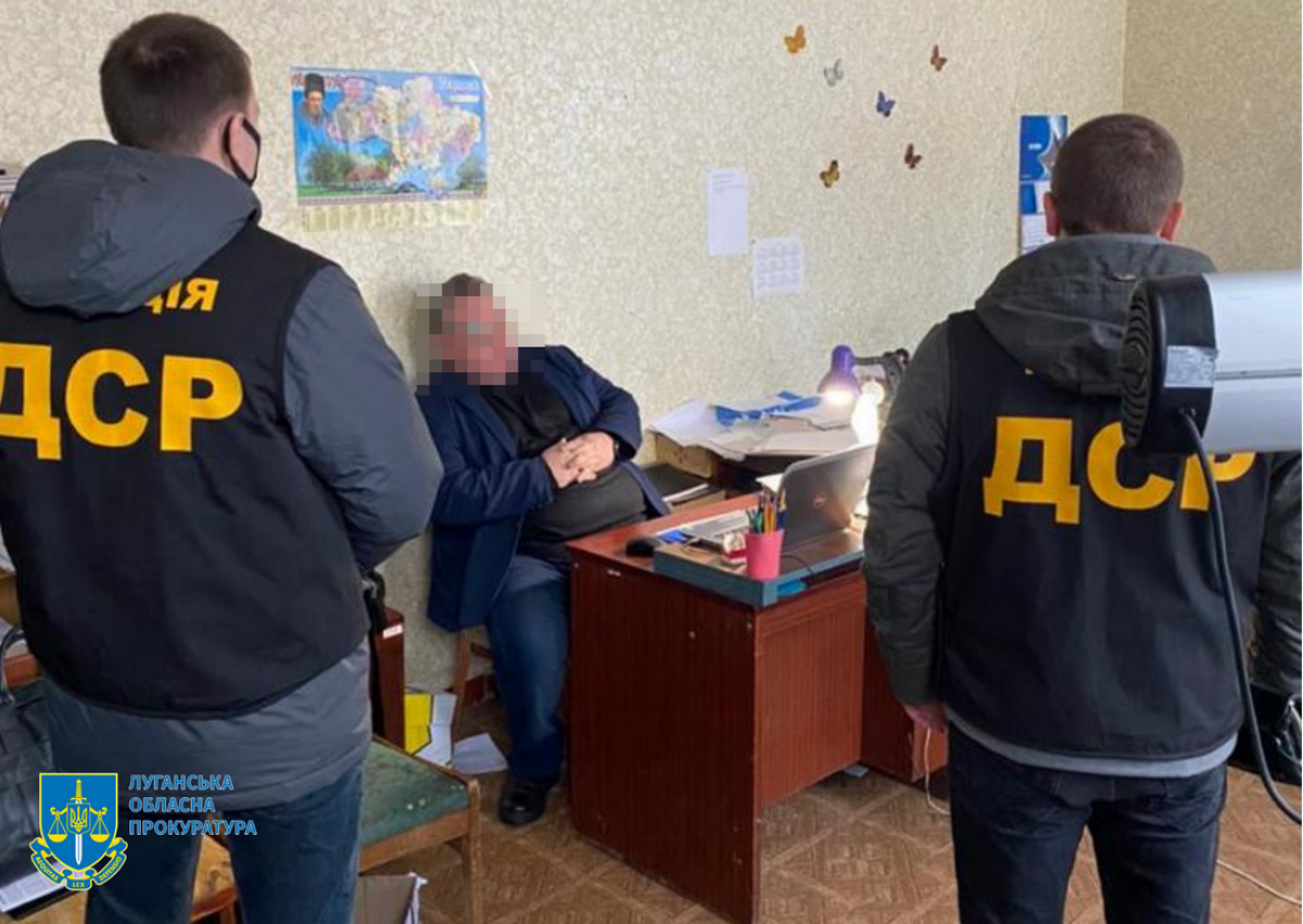 Инспектор Гоструда задержан при получении взятки. 
Фото: пресс-служба Луганской областной прокуратуры.