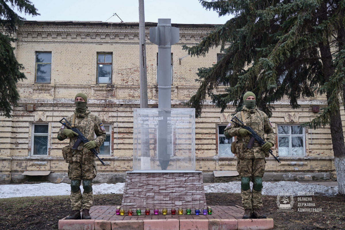 17 погибших и 64 раненых: в Краматорске почтили память жертв обстрела 