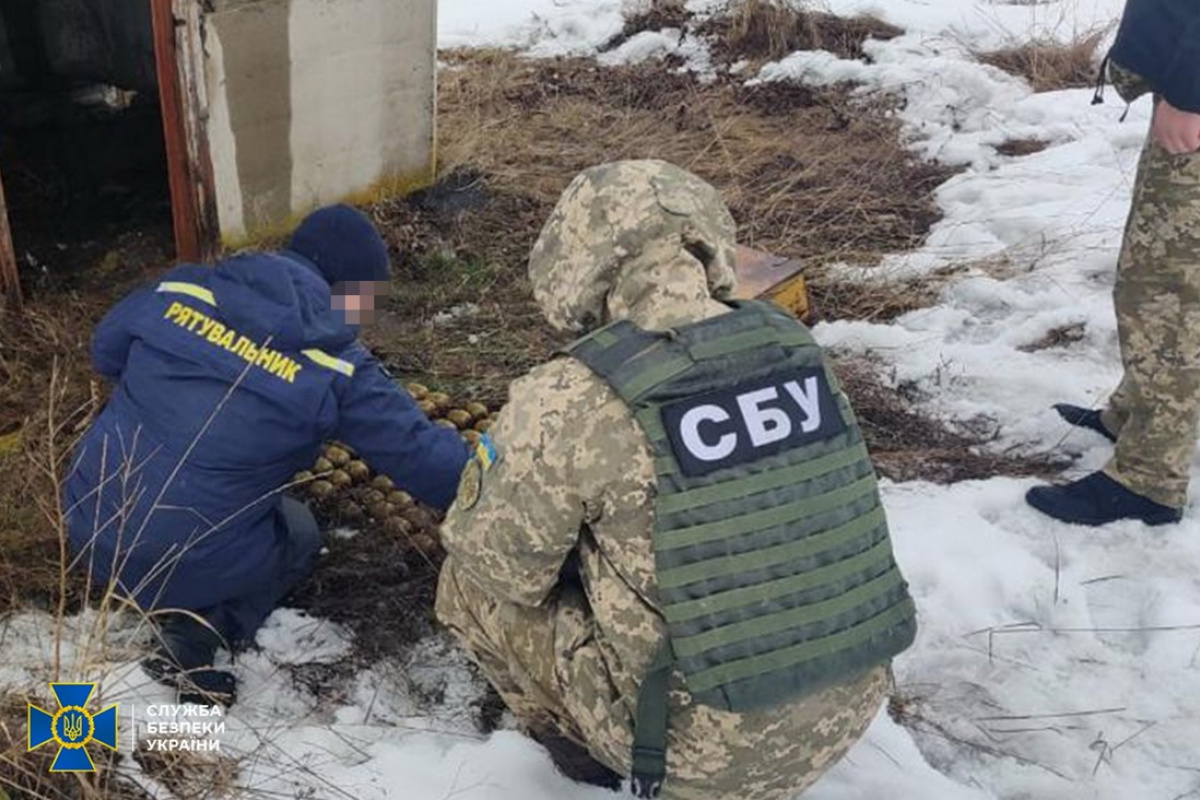 Тайник с гранатами нашли в полуразрушенном здании в нескольких километрах от госграницы в Луганской области.
 Фото: пресс-служба СБУ.