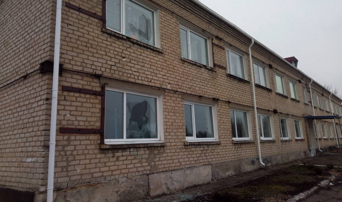 Боевики обстреляли Врубовку на Луганщине: один снаряд попал во двор лицея
