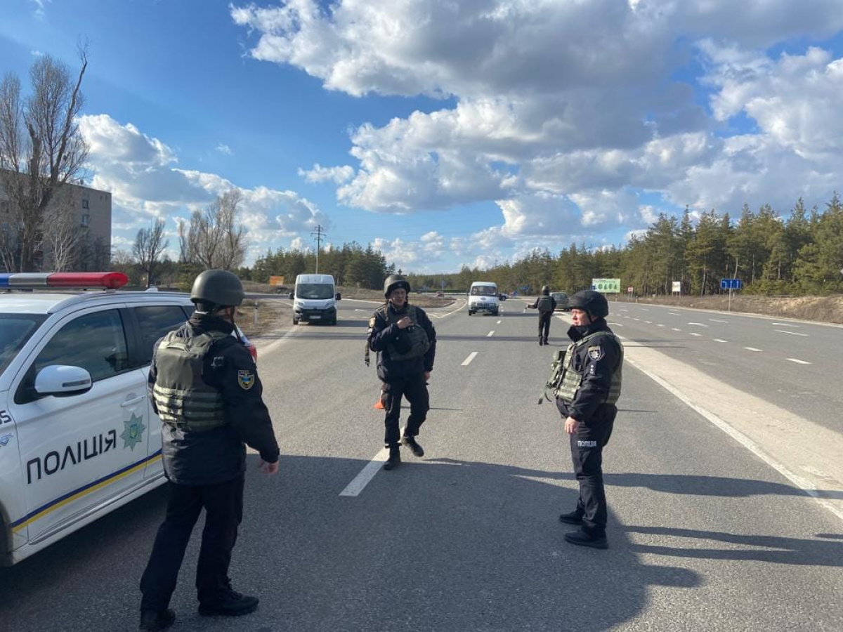 Полиция из-за обстрелов перекрыла дороги на Счастье.
 Фото: пресс-служба Нацполиции в Луганской области.